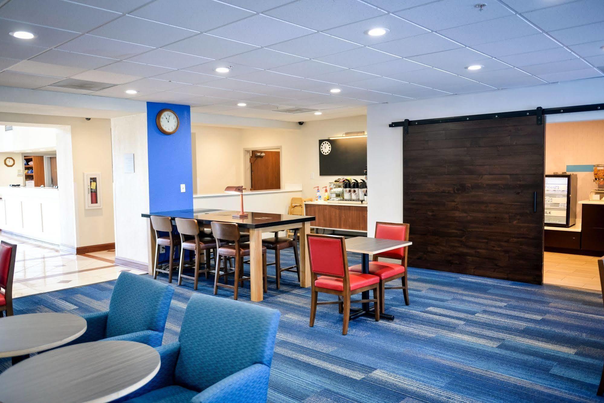 Holiday Inn Express Prince Frederick By Ihg Exterior photo